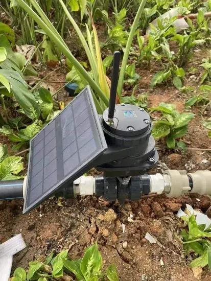 Electroválvula de riego con panel solar entre plantas