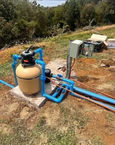 Filtro de piscina con su tablero eléctrico durante la instalación