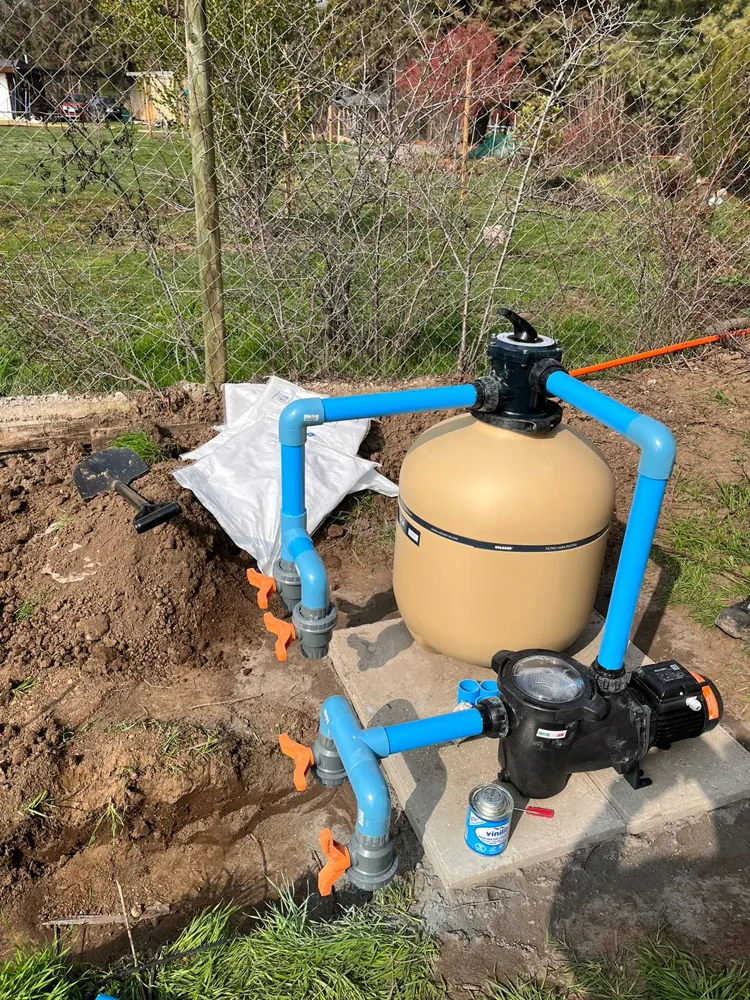 Filtro de arena y bomba recién instalados sobre una base de hormigón