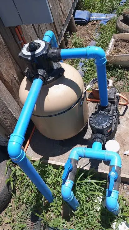 Filtro de arena con válvula de 6 vías y cañerías azules