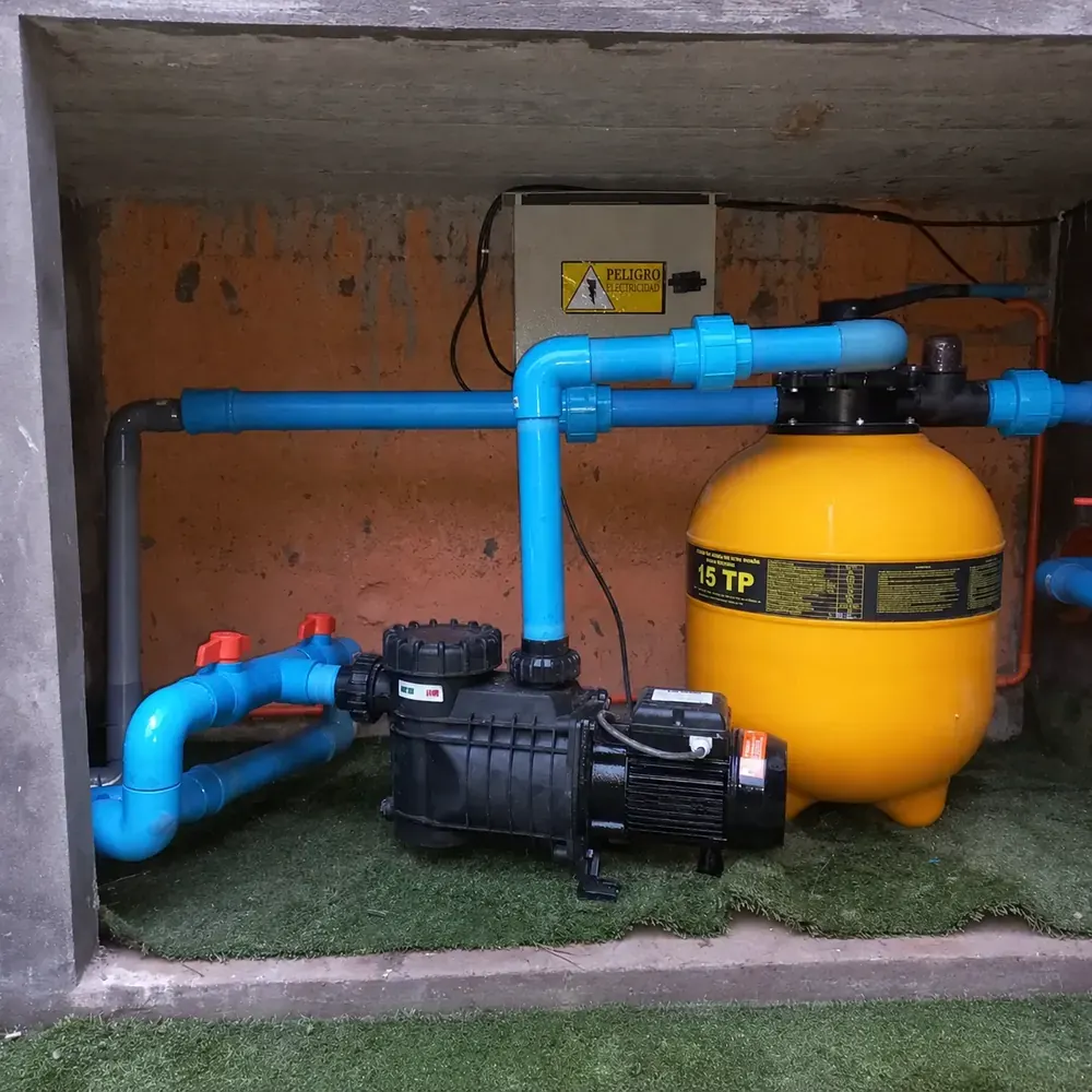 Sala de máquinas de piscina con filtro y bomba