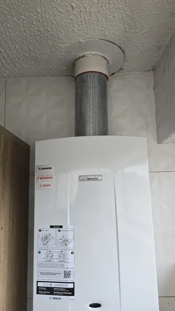 Calefont nuevo instalado en una logia con su ducto