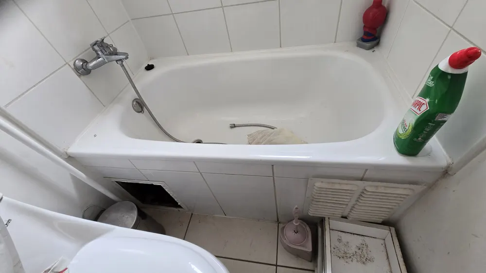 Tina antes de abrir el piso para reparar