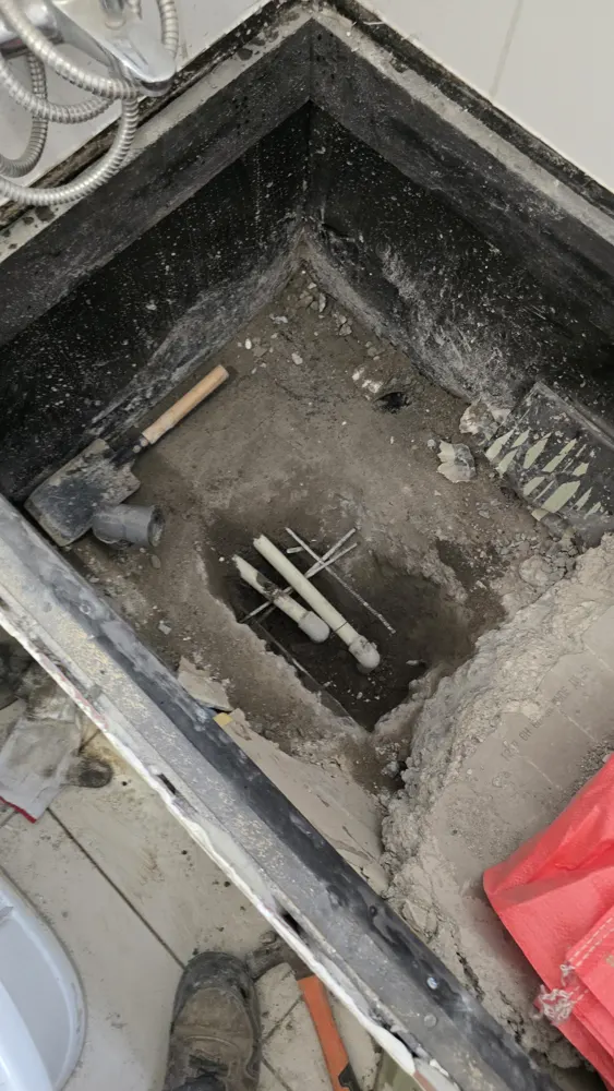 Excavación para llegar a las cañerías bajo la tina